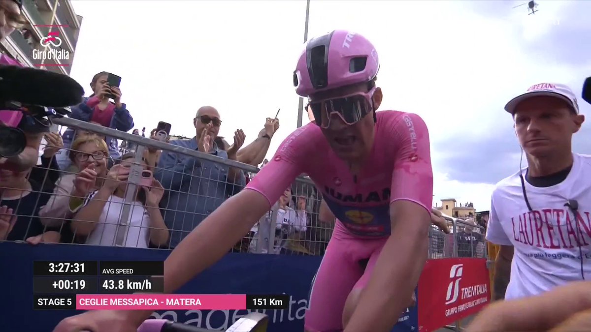 ¡¡¡𝑴𝑨𝑮𝑳𝑰𝑨 𝑴𝑰́𝑨𝑨𝑨𝑨𝑨!!! 🩷 Mads Pedersen completa el triplete de victorias con una auténtica salvajada en Matera. 🚴‍♂️ Lo has visto en Eurosport.es y HBO Max España. #GirodItalia