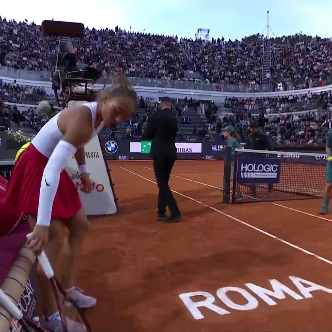 Turning the dial 🎛️ Zheng Qinwen takes the first set against Sabalenka 6-4. #IBI25