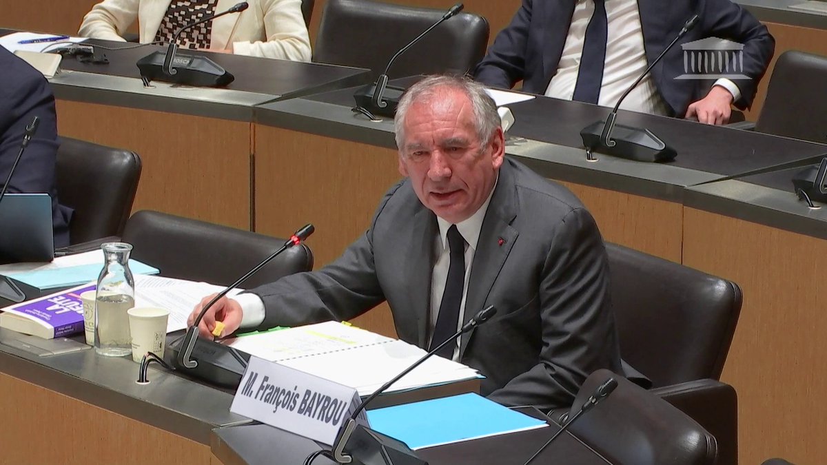 ๐ด๐ฃ๏ธ DIRECT : Sur une gifle qu'il a donnรฉe ร un enfant en 2002 ร Strasbourg (qui avait รฉtรฉ filmรฉe), le Premier ministre se dรฉfend : "Je lui ai donnรฉ une tape, pas une claque". #franceinfo #canal27