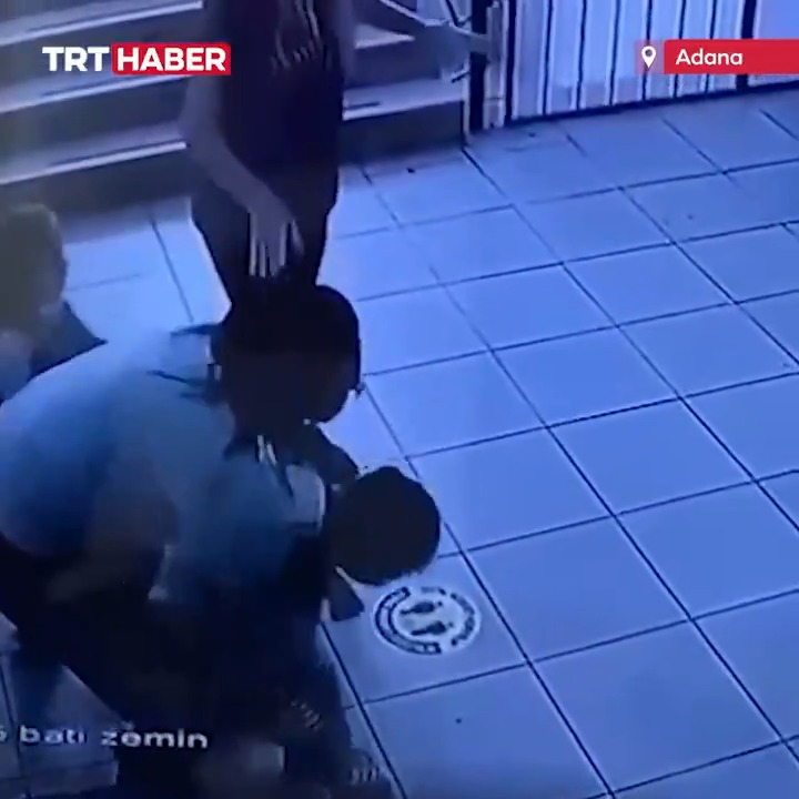 Adana'da bir öğretmen, soluk borusuna yemek kaçan öğrencisini Heimlich manevrasıyla kurtardı.