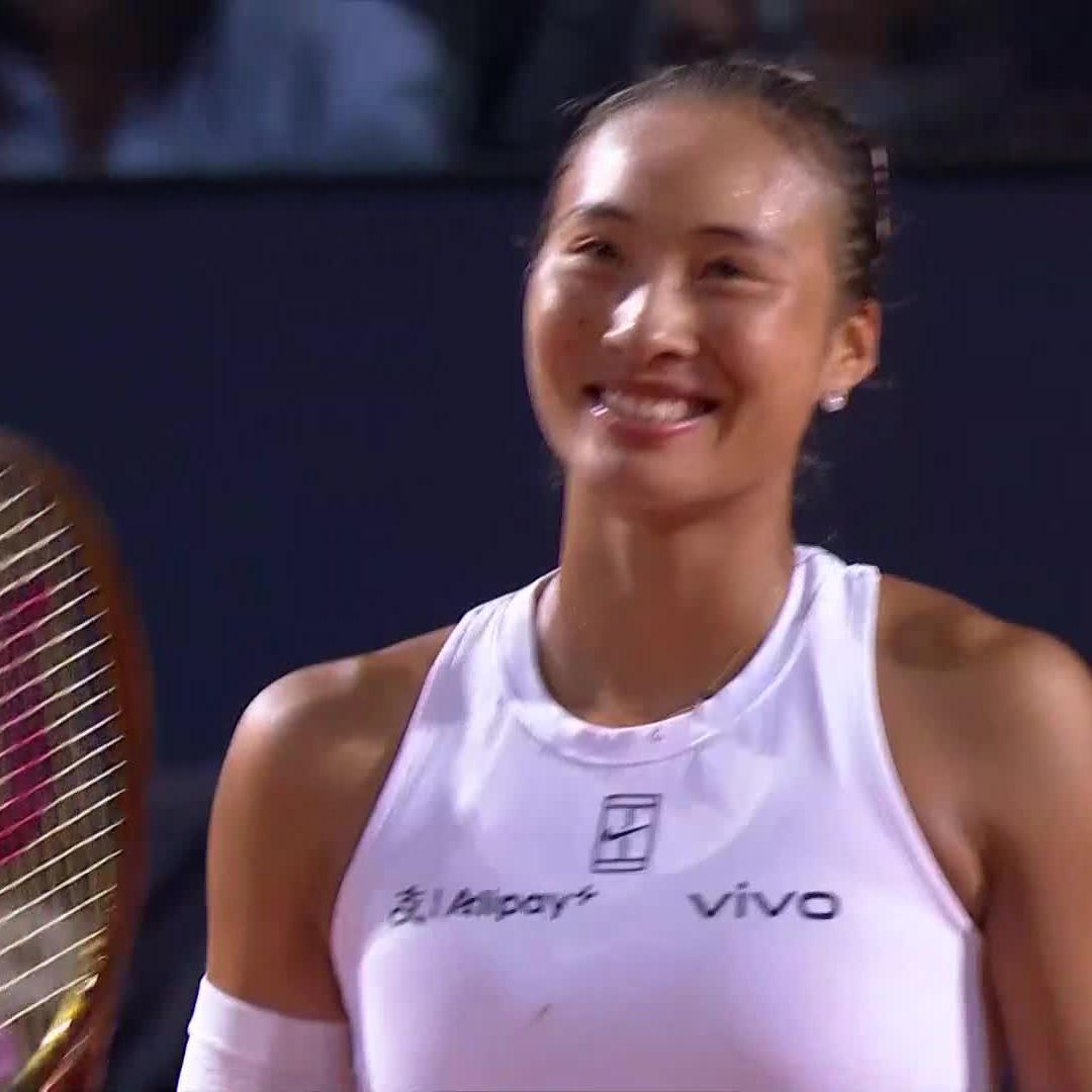 She's certified gold 😉 Zheng Qinwen never let up, delivering a masterclass performance as she powered past Sabalenka 6-4, 6-3! #IBI25