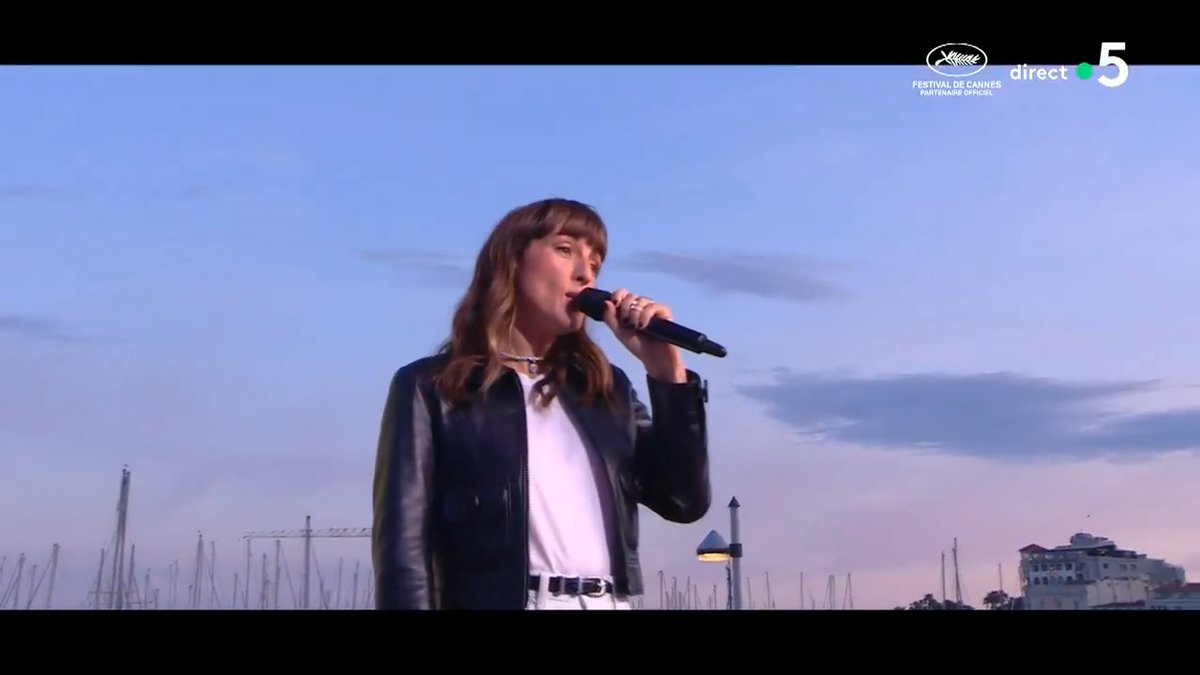 🎵 "Partir un jour" par Juliette Armanet en live sur la scène de #CàVous à Cannes ✨