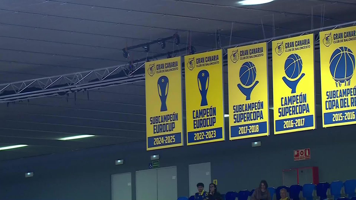 🏳️¡El cielo de ese pabellón sigue llenándose de ÉXITOS! Así ha subido a lo más alto del Gran Canaria Arena la camiseta que conmemora el SUBCAMPEONATO del Dreamland Gran Canaria en EuroCup. PURO MÉRITO 👏 📺 Basket en Movistar Plus+ | #LigaEndesa