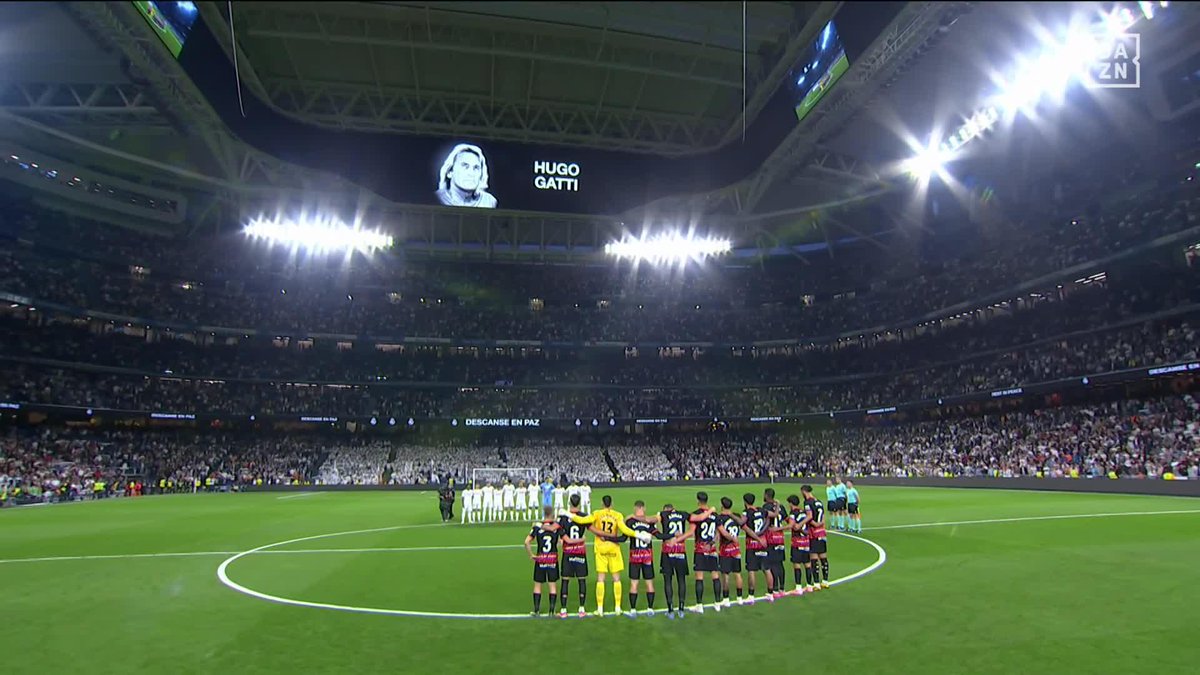 Nunca jugó en el Real Madrid, pero siempre tuvo corazón madridista ❤️ El Loco Gatti recibe el homenaje de un Santiago Bernabéu que siempre sintió como su casa 🥹 #LALIGAenDAZN ⚽️