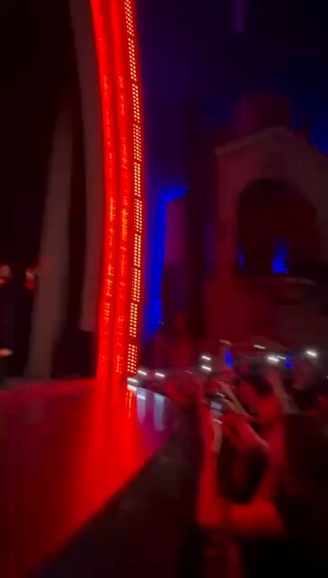 🚨 Estreia de Hurry Up Tomorrow na França e o público cantando “São Paulo”, parceria de Anitta e The Weeknd!