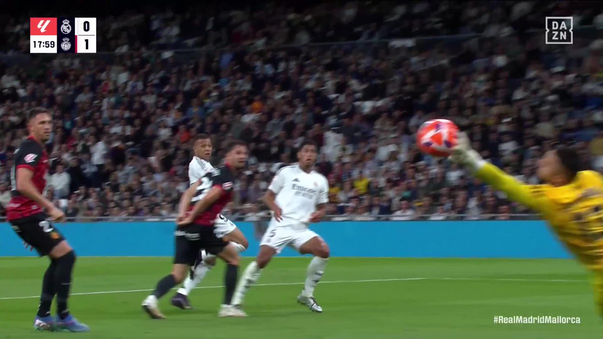 Bellingham preguntándose cómo demonios sacó ESA MANO Leo Román 😱🔥 #LALIGAenDAZN ⚽️