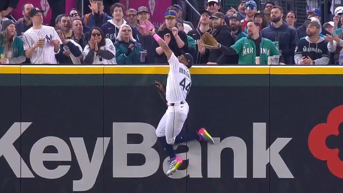 JULIOOOOOO! Julio Rodríguez brings one back! 😤