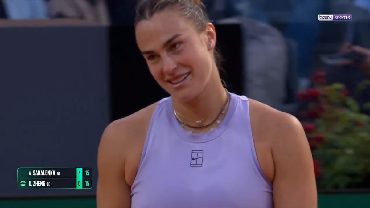 😅 Aryna Sabalenka, Qinwen Zheng'in servisinde toprak kortun azizliğine uğruyor!