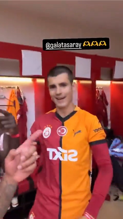 🎉 Oyuncularımız, kupa zaferinin ardından "Danza kuduro" şarkısıyla eğleniyor.