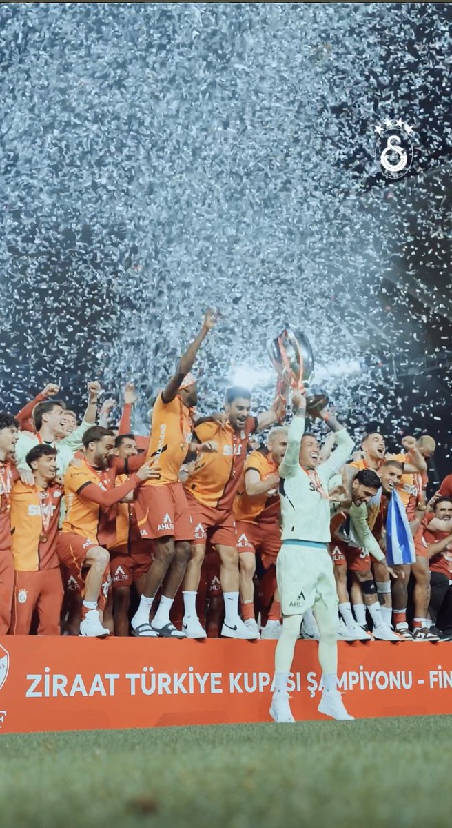 Kupa kazanmak nedir? Kupa nasıl kaldırılır? 😎 #KupaBeyiGALATASARAY, müzesine yeni bir kupa daha ekliyor! 🙌