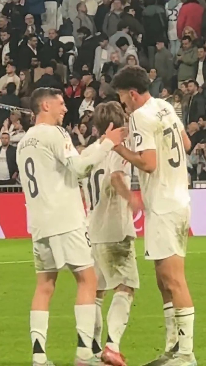 Los jugadores del Real Madrid felicitan al héroe de la noche 🌟 Un partido inolvidable para Jacabo Ramón 👏🏻 #LALIGAenDAZN ⚽️