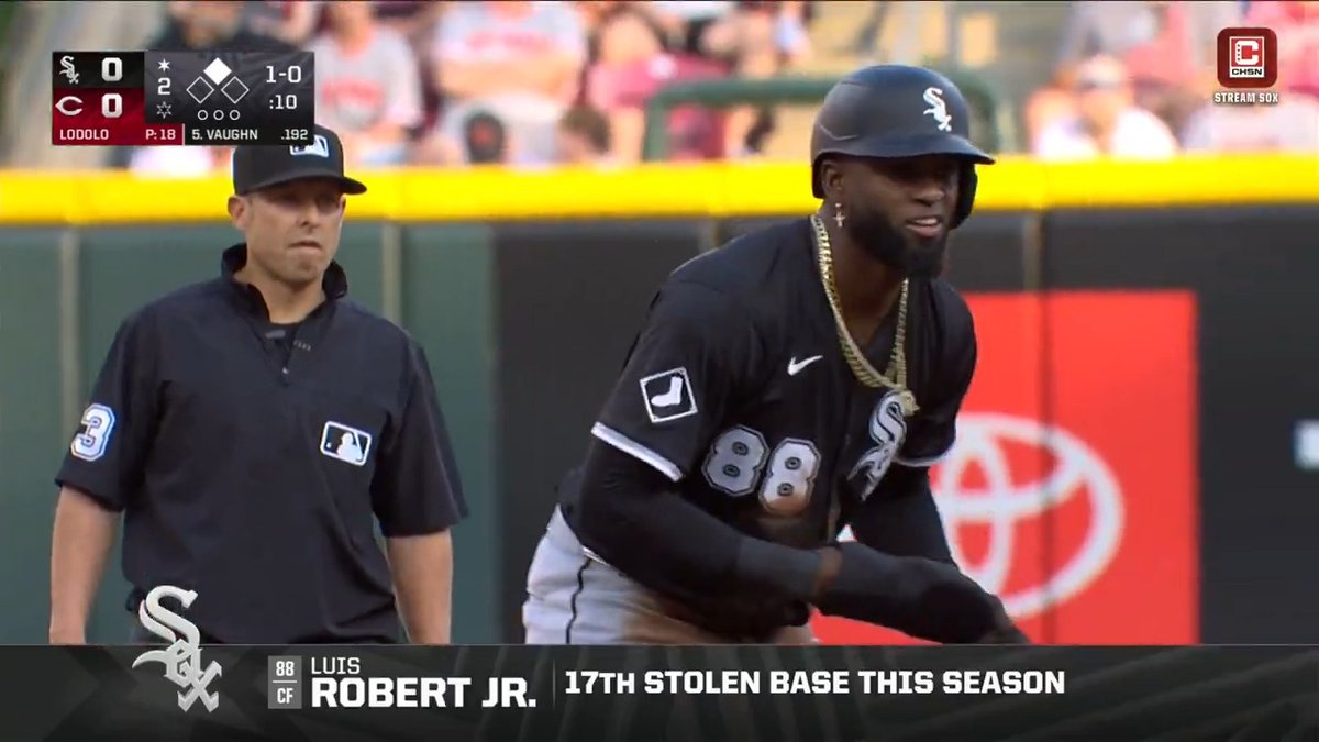Luis Robert Jr. stays running! 🏃 That's his league-leading 17th stolen base of the season 😮💨