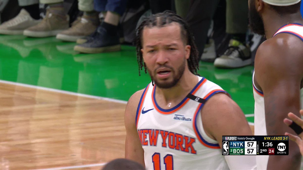 BRUNSON WITH A TOUGH FINISH THROUGH TRAFFIC 🔥