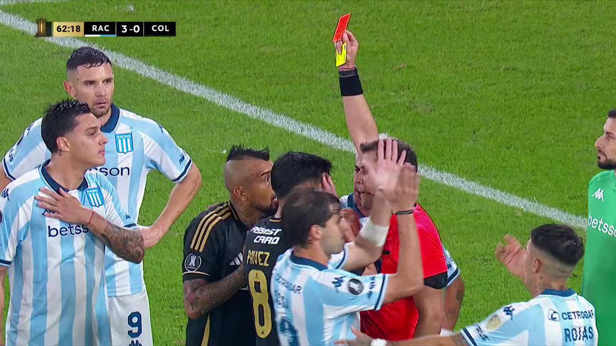 ¡TREMENDO PAPELÓN DE ARTURO VIDAL! 😳 Atención a la seña que hizo al público en Argentina y que le costó la ROJA en la #Libertadores Disfruta del torneo por ESPN y #DisneyPlus.