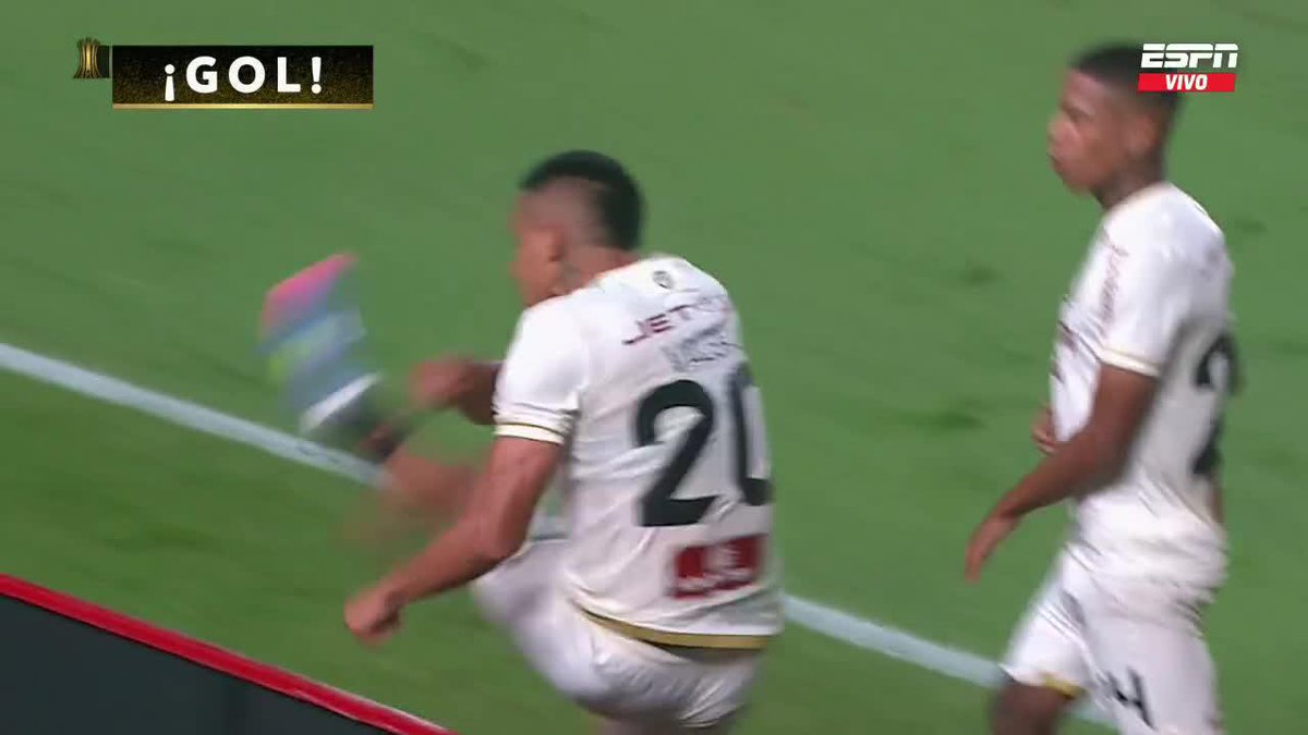 "Universitario de Deportes" Porque venció por 1-0 al Barcelona (el falso) por la Conmebol Libertadores. Son fanáticos de la pija peruana, fueron culeados en Ecuador y ahora también entregaron el orto en Lima, re golosas, alta putita el Ídolo.