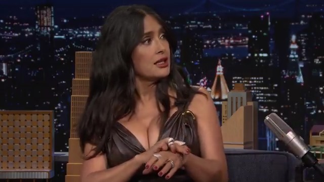 After Salma Hayek got arrested at Sabrina Carpenter’s Short n’ Sweet Tour, her daughter couldn’t get the cuffs off 😭 #FallonTonight