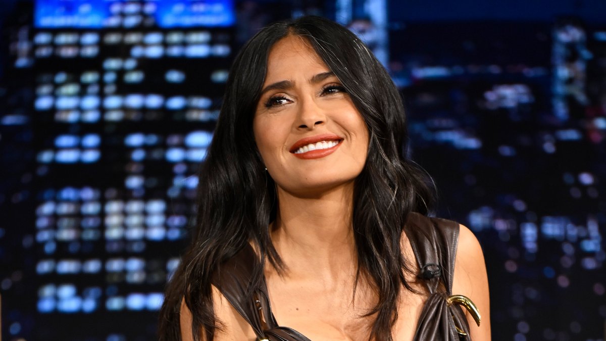After covering Sports Illustrated Swimsuit, Salma Hayek teaches Jimmy how to model! #FallonTonight