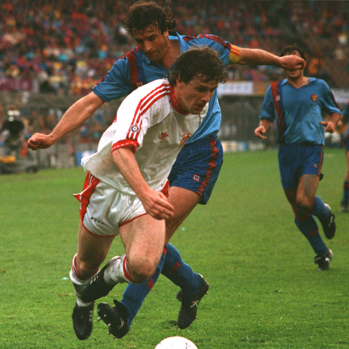 34 years ago today, Mark Hughes scored twice as #MUFC beat Barcelona 2-1 to win the Cup Winners' Cup 🏆