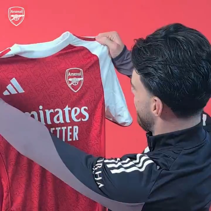 It’s finally here 😮‍💨 Declan Rice unboxes the Arsenal 25/26 home kit for the first time 🙌