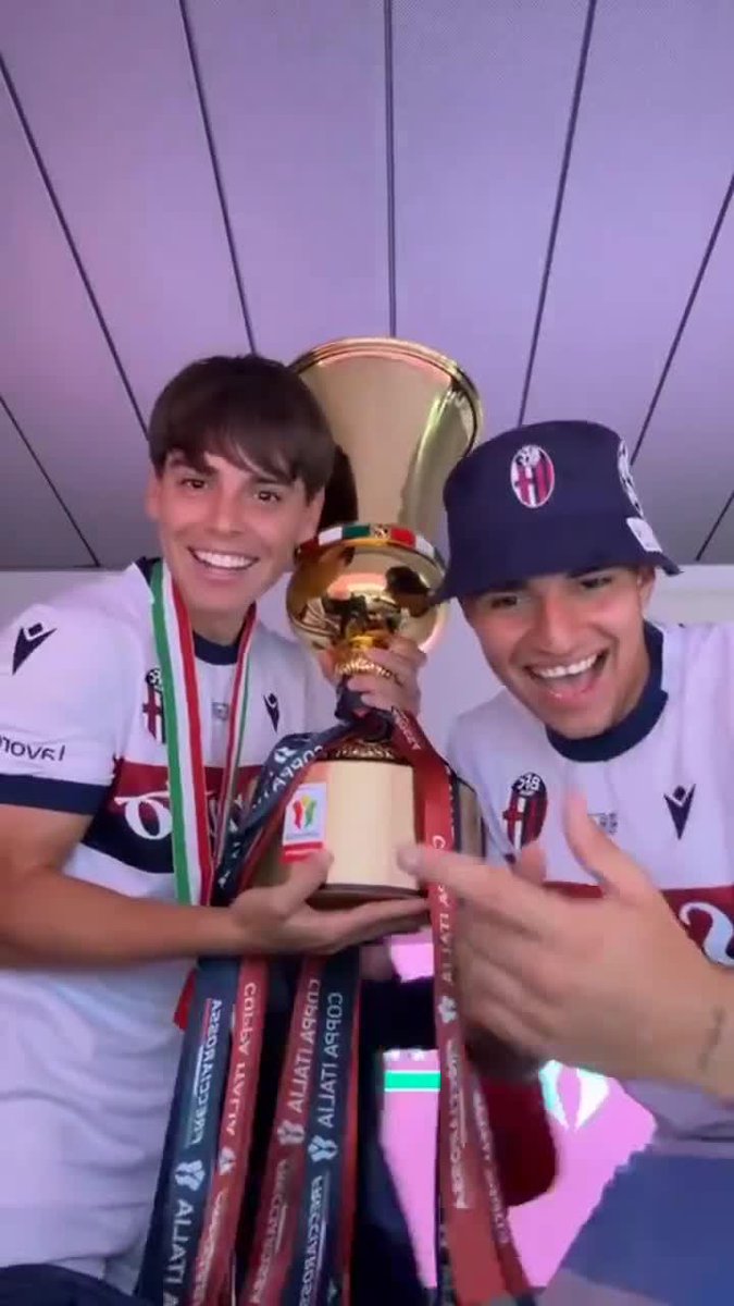 “Agarralo bien, tonto. Agarralo de abajo. Cómo se ve que nunca agarraste una copa en tu vida, eh”. De Santi Castro para Benja Domínguez, al sacarse fotos con la Coppa Italia. 😅🇮🇹