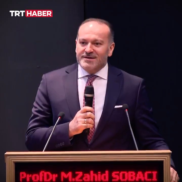 TRT olarak, kahraman Mehmetçiğimizin hikâyelerini anlatmayı boynumuzun borcu olarak görüyoruz. Çünkü, bu cennet vatan uğrunda canlarını ortaya koyan yiğitlerimize karşı sorumluluğumuz büyük. #SiyahBere dizimiz, işte bu sorumluluğun bir tezahürüdür.