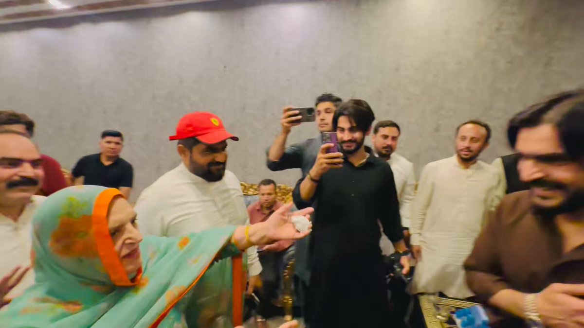 آج بہادر ماں سیالکوٹ ریحانہ ڈار کی میری رہائش گاہ آمد۔ ماں جی کی محبت بہادری کو سلام جنہوں نے مجھے حوصلہ دیا مشکل وقت میں میری فیملی کو سپورٹ کیا