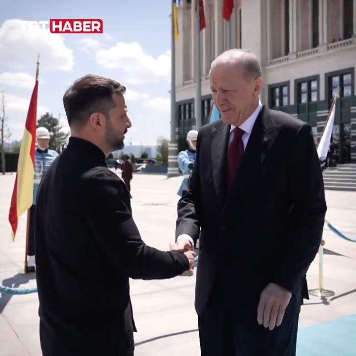 “Müzakereler için tarihi fırsat yakalandı” Cumhurbaşkanı Erdoğan, Ukrayna Devlet Başkanı Zelenski ile görüşmesinde, hazır olduklarında Rusya-Ukrayna liderlerini Türkiye'de ağırlamaktan memnuniyet duyacaklarını söyledi.