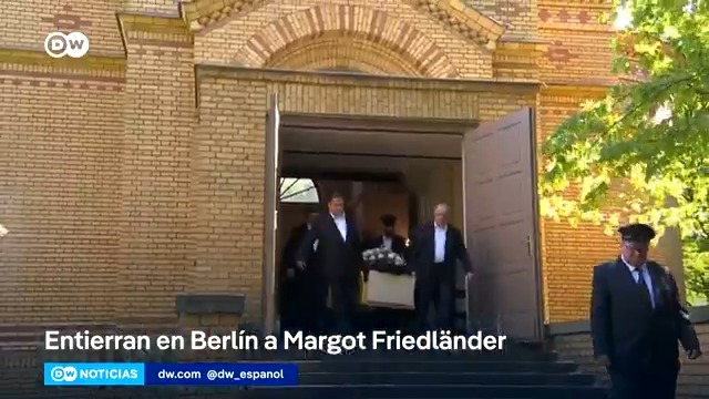 #Alemania llora la muerte de Margot #Friedlaender La sobreviviente del holocausto fue enterrada hoy en Berlín. Fue una de las voces más fuertes y conmovedoras, que luchó contra el olvido y el antisemitismo. Regresó a los 88 años a su ciudad natal para contar su historia. / um