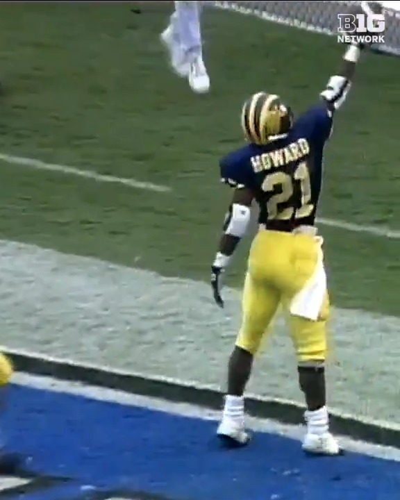 Happy 5️⃣5️⃣th, Desmond Howard! 🥳 Let's celebrate with the Michigan Football legend's electric 1991 Gator Bowl effort (6 rec., 167 yds &amp; 2 TD) 👇 #B1GFootball