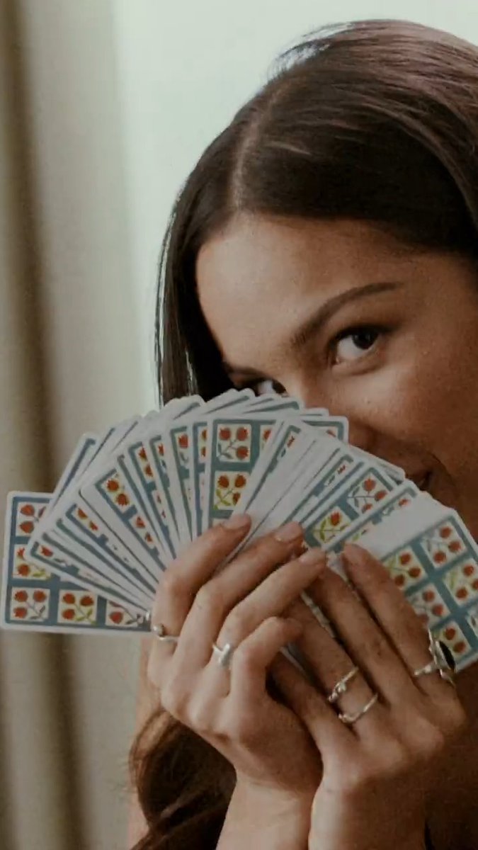 .Olivia Rodrigo can you teach us? 🃏 watch the full Vogue Global Network in the bag video on youtube