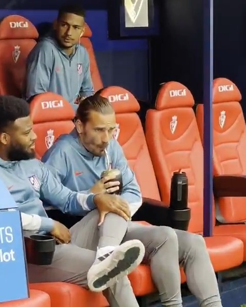 🇫🇷✨ Antoine Griezmann on the bench enjoying some mate before the match against Osasuna! 😋 Mate is a traditional South American caffeine-rich infused herbal drink. Many footballers have this pre-match. 🧉