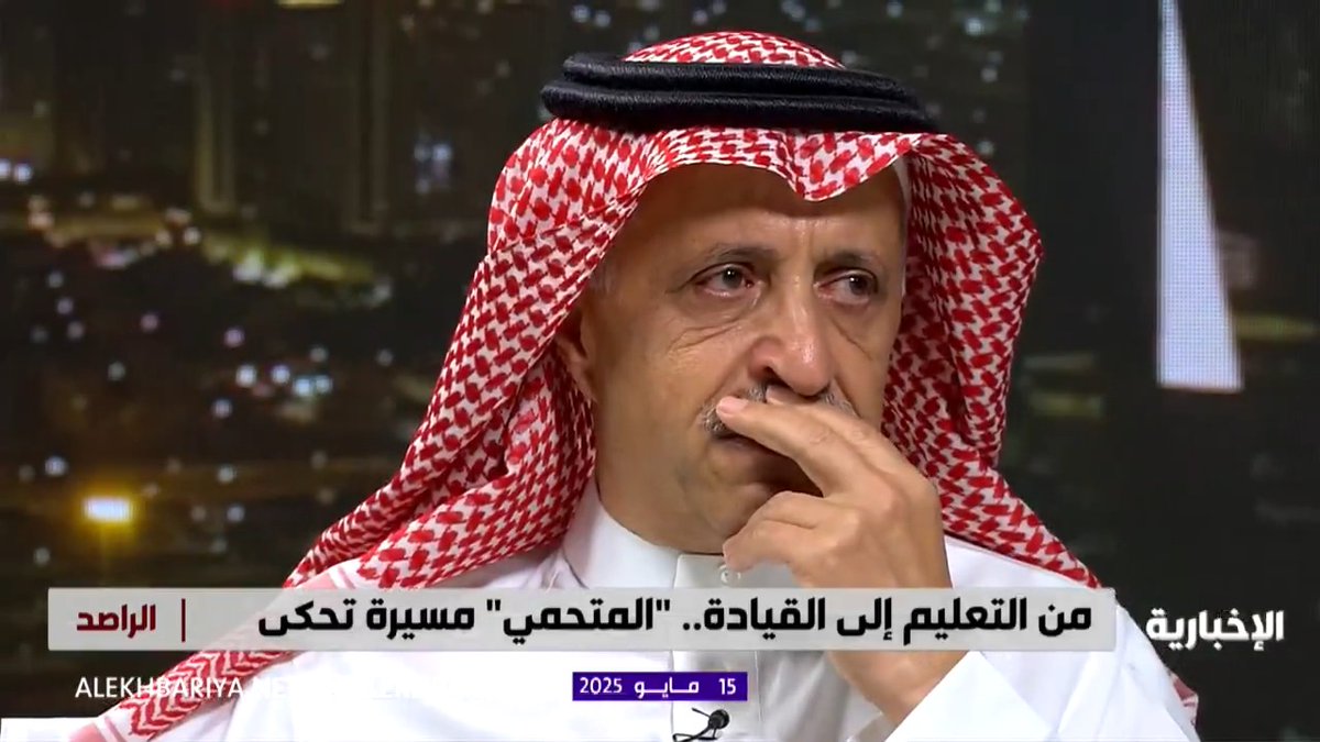 مشهد يهزّ القلوب.. " لا تسأل السؤال " .. سؤال عن الأم يُربك وزير الدولة السابق الدكتور "سعود المتحمي" فيجهش بالبكاء ويطلب تغيير السؤال. -