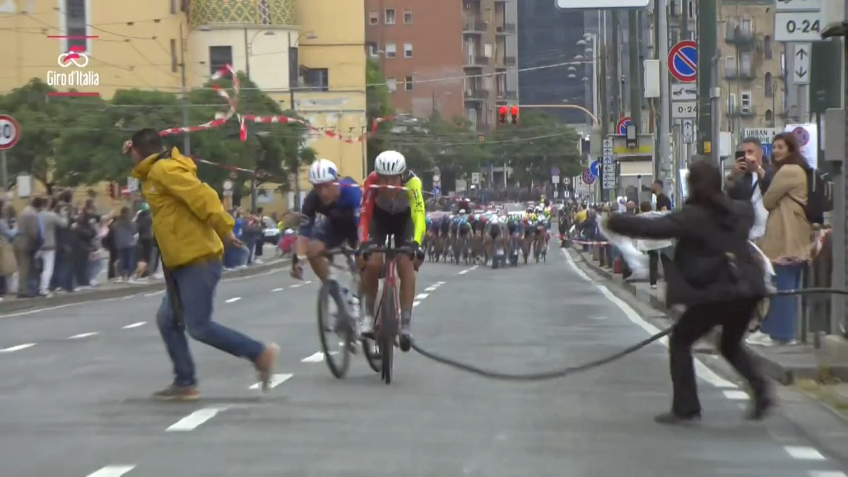 Brak słów... 😡😡😡 Jakby mało było problemów na 6. etapie #GirodItalia, to na ostatnich kilometrach jeszcze taki "występ" 🤦‍♂️