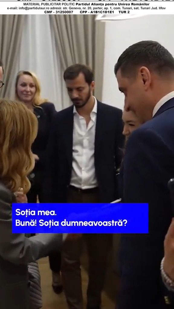 - "Le presento la mia moglie" - "Ciao sua moglie"