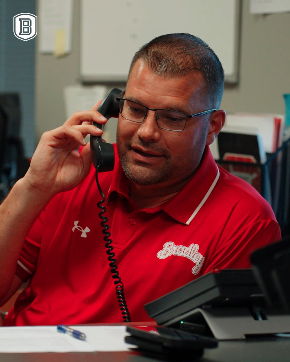 Coach Wardle is making the calls - are you answering? ☎️🏀 Secure your seats for the 2025-26 Bradley Basketball season by placing your deposit before Friday, May 30! VISIT 🎟️: