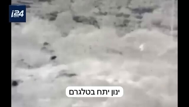 קטעים נבחרים מתוך התיעוד הבלעדי (03:27) שהגיע לידי i24NEWS: מהזיהוי הראשוני ועד הירי המחבל יוצא מהמטעים כשהמצלמות עוקבות אחריו. בהמשך הוא נראה מתקדם בסבך ומסתדר בנקודה. חולף עוד פרק זמן עד שהוא פותח באש. באותן דקות: הצוות מחמ"ל התצפיות מנסה להבין מה נראה בתיעוד, עד שנהיה מאוחר מדי - והמחבל פותח באש.