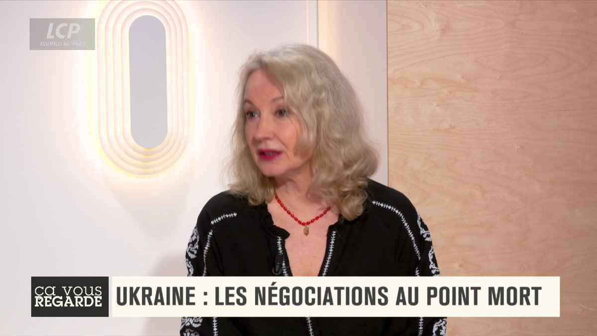 #Ukraine : "Les seuls qui peuvent combattre Vladimir Poutine, c'est les forces armées ukrainiennes", dit Alla Poedie 🇺🇦🇫🇷, qui rappelle la menace nucléaire russe lors de chaque négociation de paix. #CVR