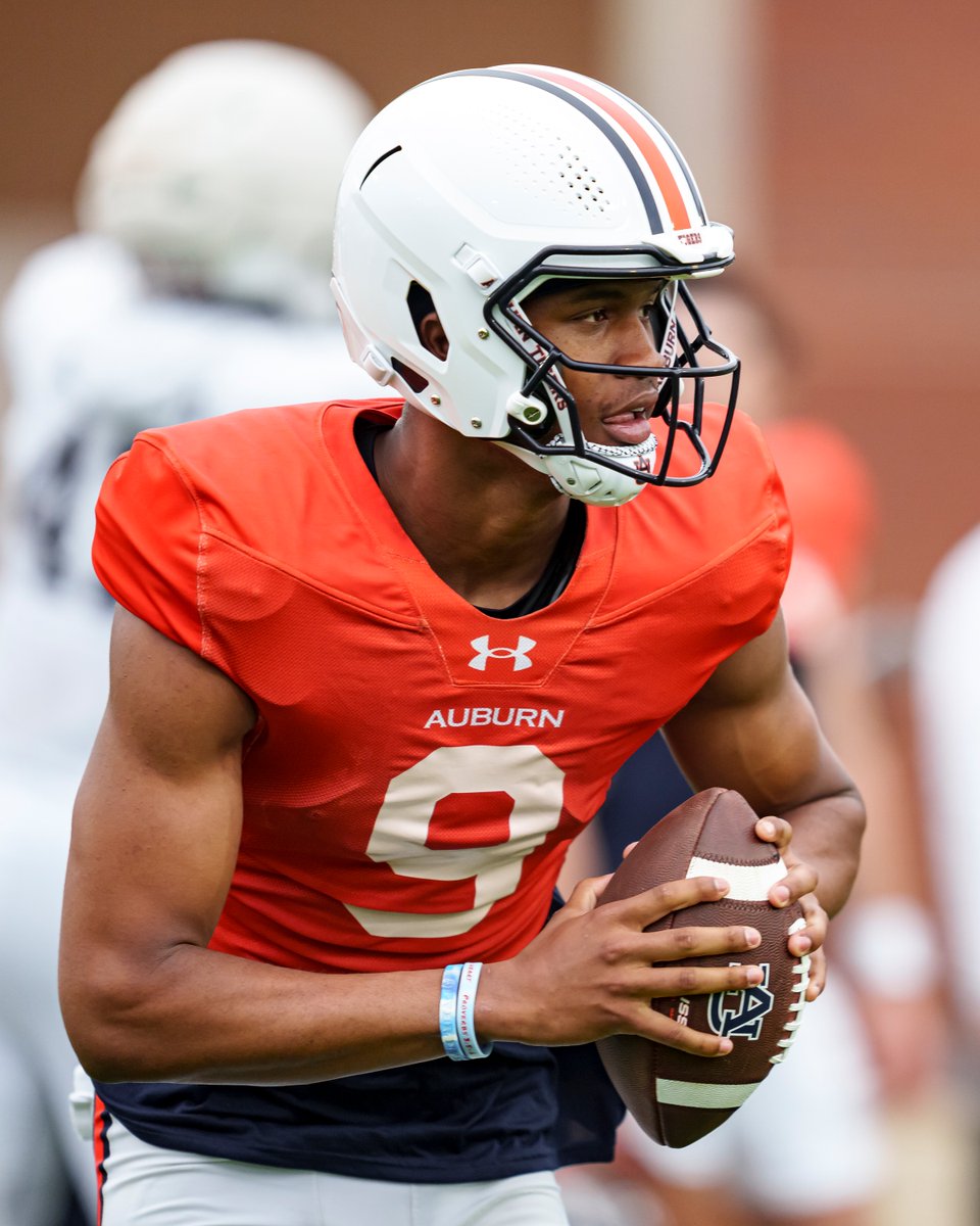 This QB Room 👀🔥 The Flight returns 𝐭𝐨𝐧𝐢𝐠𝐡𝐭 on WarEagle+