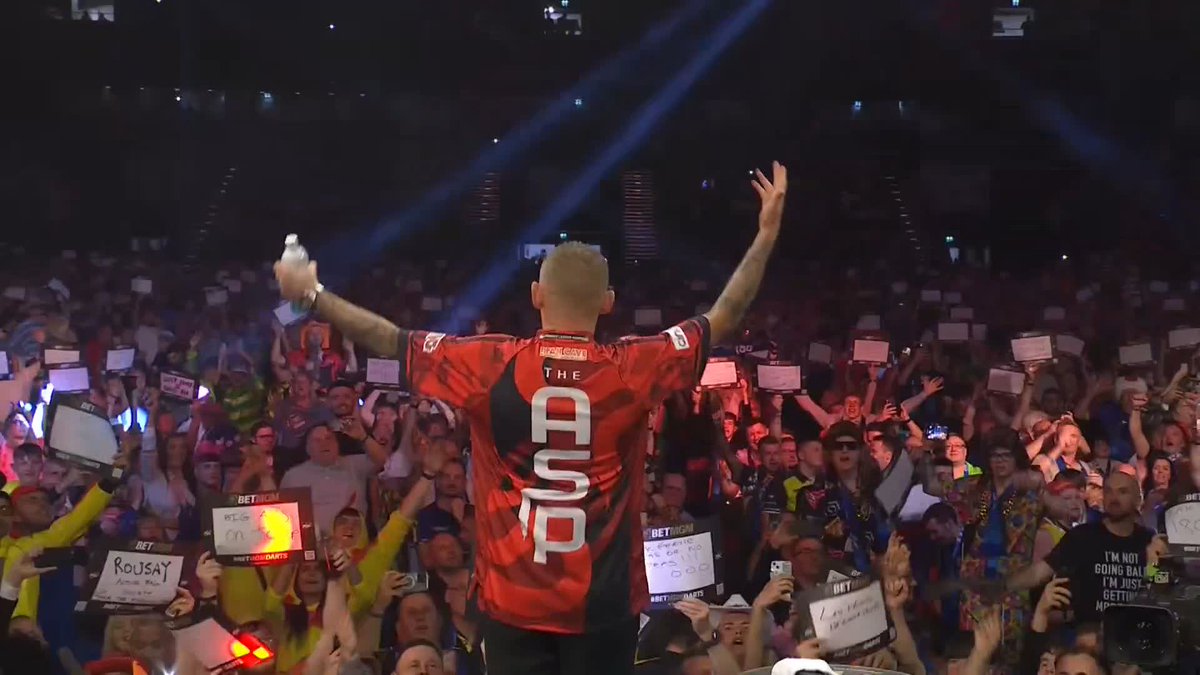 Nathan Aspinall has the Aberdeen crowd on STRINGS! 🕺 What a way to begin Night 15! 📺 #PLDarts25