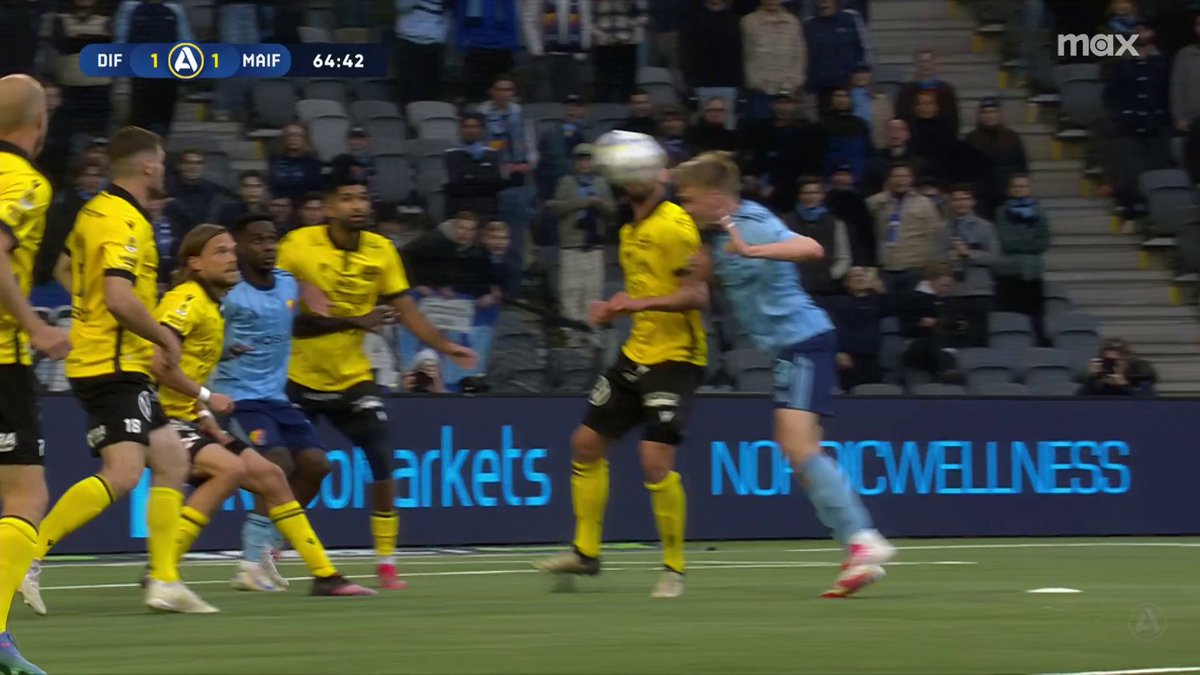 🎙 "Där tycker jag det är straff. Han kommer sent in" Hörna till Djurgården efter den här situationen. 📲 Se matchen på Max