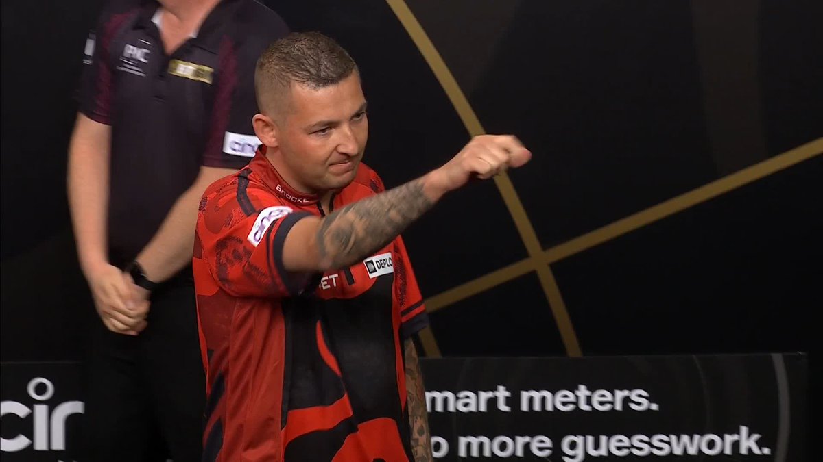 Nathan Aspinall beats MVG to move into the play-off places with one night to go! 🙌