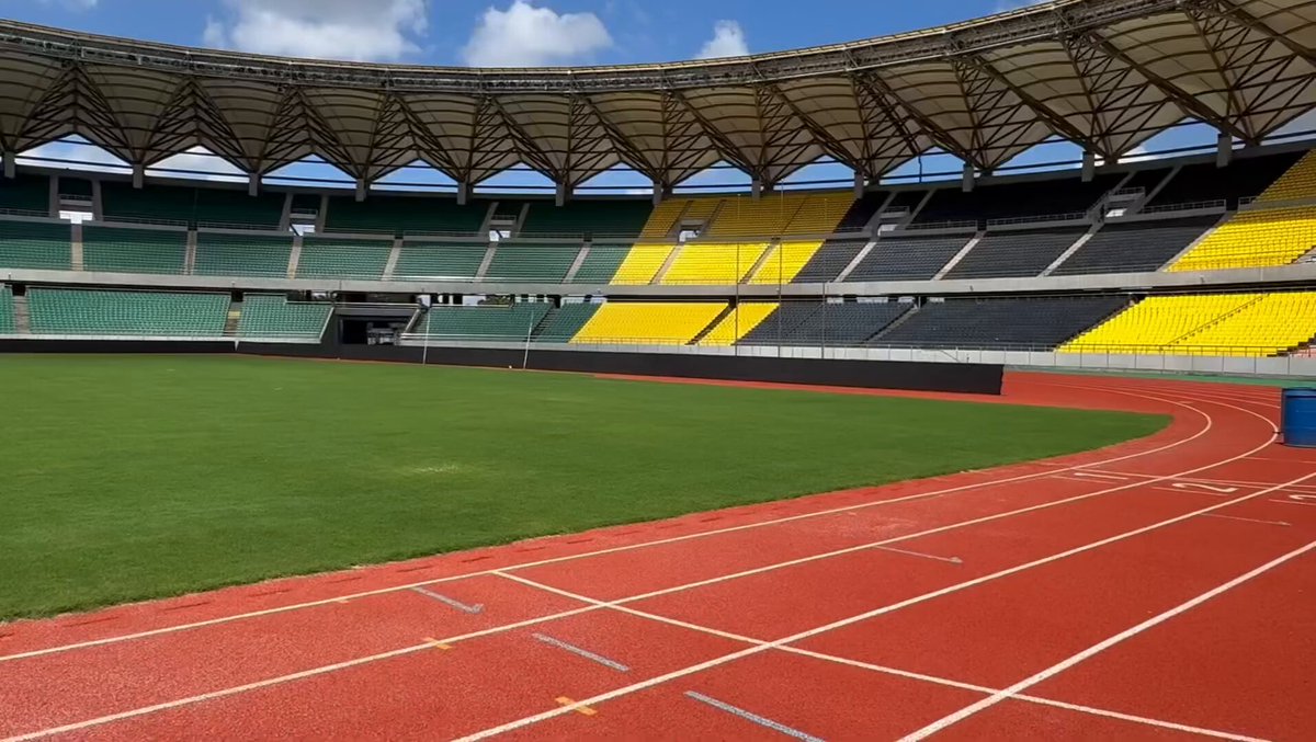 KWA-MKAPA HATOKI MTU - Hii slogan iliyoanzishwa na Simba SC ndiyo hasa inawaumiza kichwa CAF, RS BERKANE na VIBARAKA wao. Wanahofia kombe litabakia Tanzania, kama hali hii ya kiwanja ipo hivi leo, WHY mechi isichezwe ikachezwe Zanzibar? CAF waliwapa mashabiki wa Simba SC tunzo ya mashabiki bora Afrika wakiwa hata hawajacheza Nusu Fainali, lakini ile turn out yao kila game na namna wanavyohanikiza ushindi ilikuwa balaa, leo timu ya Makamu wa Kwanza wa Rais wa. CAF ambaye pia ni Mwenyekiti wa Kamati ya Fedha ya CAF inatafuta ahueni ikacheze Zenji kwenye mashabiki 15,000 wanaogopa mashabiki 60,000/ watashusha gharika. Nafahamu jitihada kubwa zilizofanywa na zinazoendelea kufanywa na Serikali, TFF na Simba SC juu ya kutumia uwanja wa Mkapa., nafahamu namna msimamizi/mkaguzi wa Viwanja wa CAF wa mwanza (Moustafa) ambaye alikuwa Mmorocco alivyokuwa anataka mechi ikachezwe Zanzbar akiogopa Kwa- Mkapa, nafahamu aliyeletwa pia anatoka Morocco Hapa kuna vita ya Morocco Vs Tanzania 1, kama una kichwa maji pekee ndio huwezi kujua hii kitu. Ila Morocco mpaka sasa wanasaidiwa na CAF kitu ambacho ni hatari sana. — BİN KAZUMARI MTIPA (The voice of the voiceless