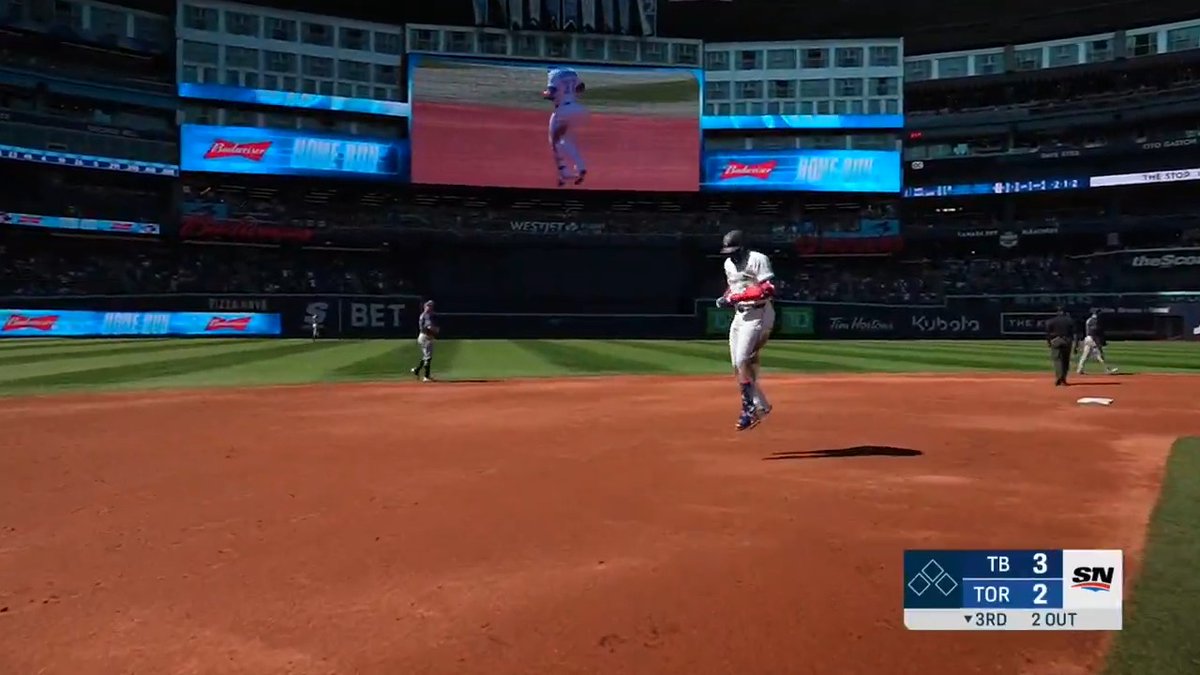 Vladimir Guerrero Jr. sends this one out in a HURRY 😳