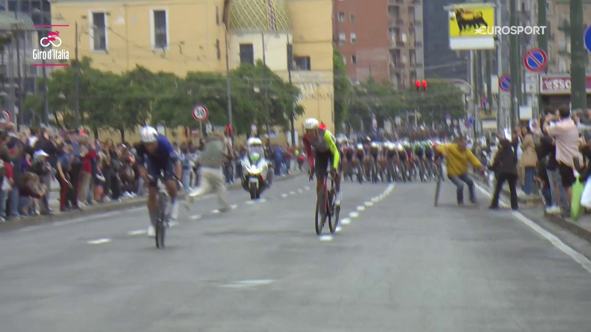 VERGONZOSO E INADMISIBLE 🤬 ❌ Dos manifestantes atacaron a los ciclistas con cuerdas y pudieron provocar una desgracia. BASTA YA de estos individuos en el ciclismo. #GirodItalia