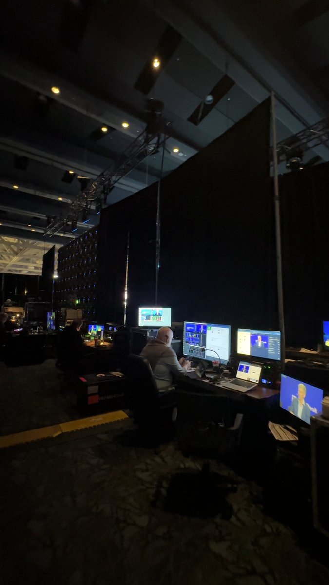 Ever wonder what happens behind the Mainstage at #Consensus2025? 👀 It takes a village! 🛠️ A little peek at the team making the #Consensus2025 magic happen backstage, ensuring our speakers are ready to rock. 🧵👇