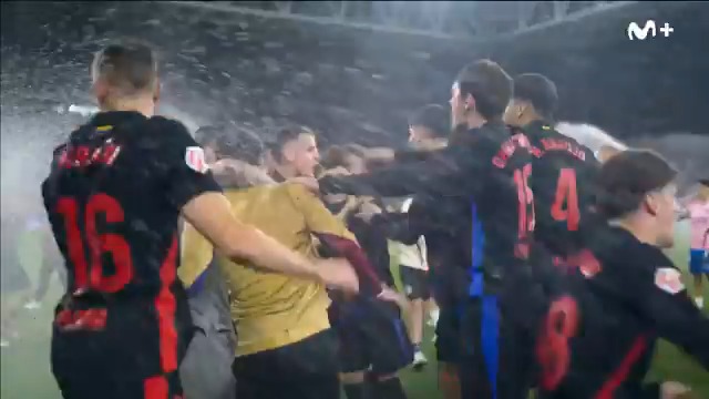 🚿 Se encienden los aspersores durante la celebración. #LaCasaDelFútbol #LALIGAEASPORTS