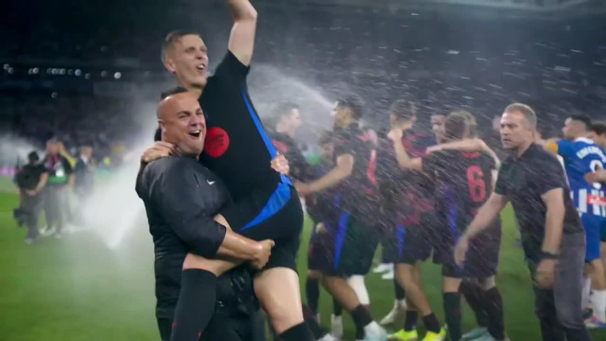 ¡¡INSÓLITO!! Tras el partido, Espanyol encendió los regadores para que Barcelona no festeje el título de #LaLigaxESPN en el campo de juego... ¡¡PERO FESTEJARON IGUAL!!