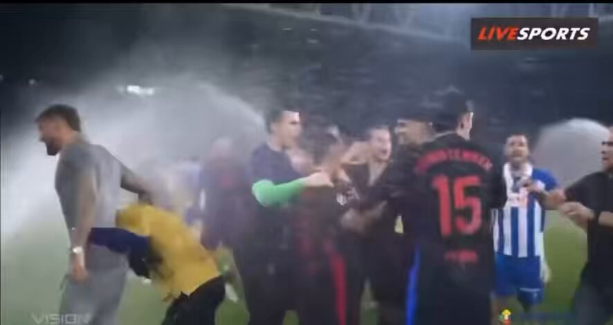 Celebración debajo de la lluvia mientras Hansi Flick le da de hostias a todo el equipo para que se pire abdjqjdusbduwbxjdsj