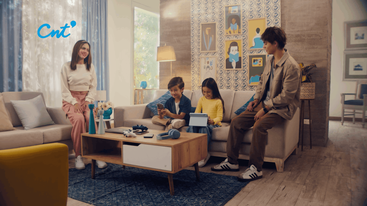 😜 Antes la escuchabas decir: “¡Deja ese teléfono!”. 📱 Ahora es ella quien hace videos, se ríe sola y se olvida de bajar a comer. Mamá con CNT, está como niña con juguete nuevo. Contrata su mejor conexión 👉 #SerCNTEsSerEcuatoriano