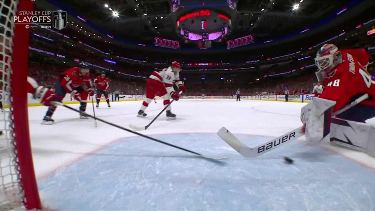 WHAT A STOP BY LOGAN THOMPSON 😳 #StanleyCup 🇺🇸: NHLonTNT &amp; HBO Max Sports ➡️ 🇨🇦: Sportsnet or stream on Sportsnet+ ➡️